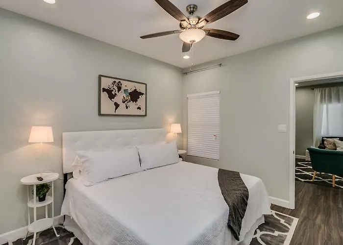 Apartment Heated Community Pool-quiet Community-top Flr Unit *